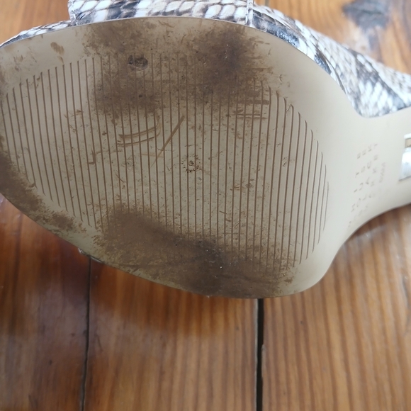 White House Black Market White Brown W/ Gold Chain Snakeskin Mule Heels Sz 6.5 - Picture 6 of 16